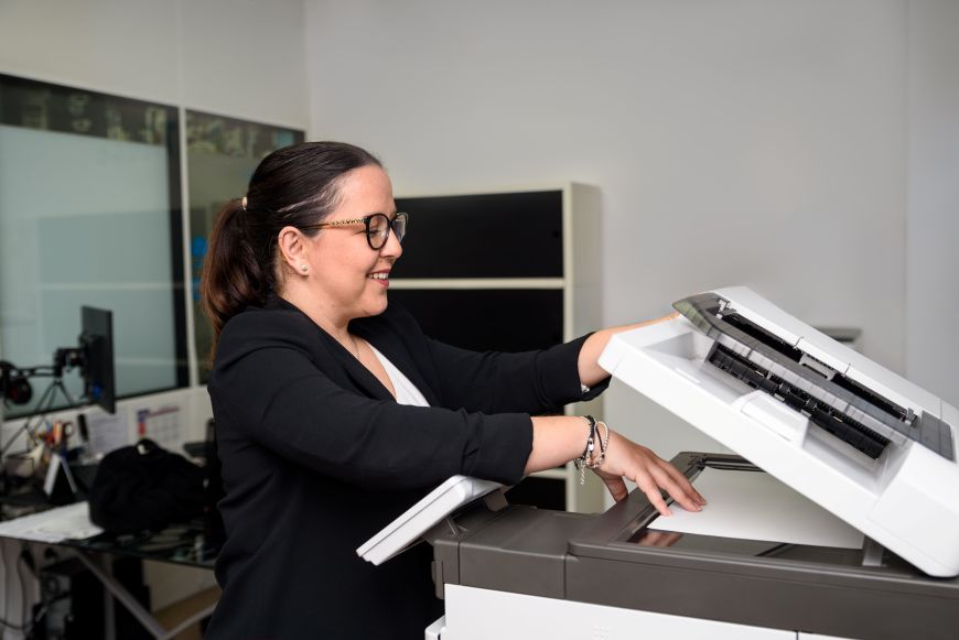 Femme utilisant un photocopieur