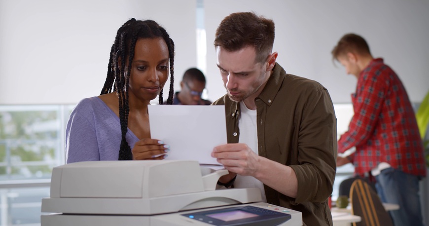Deux personnes photocopiant des documents