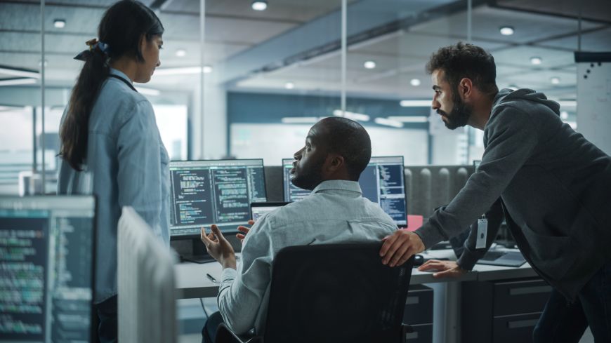 Personnes travaillant sur un ordinateur