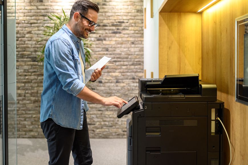 Homme en train de photocopier