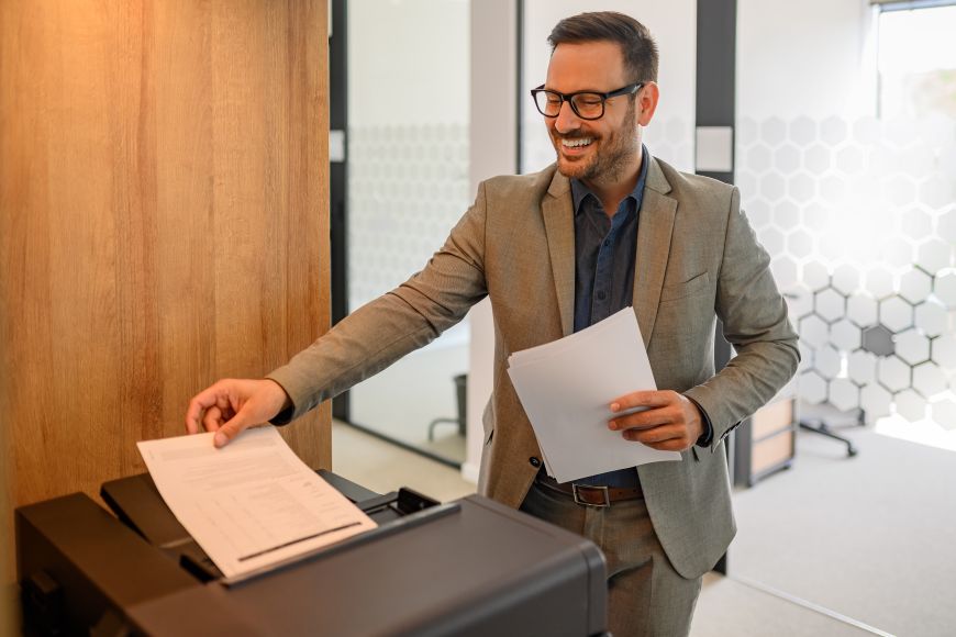 Homme en train de photocopier des documents