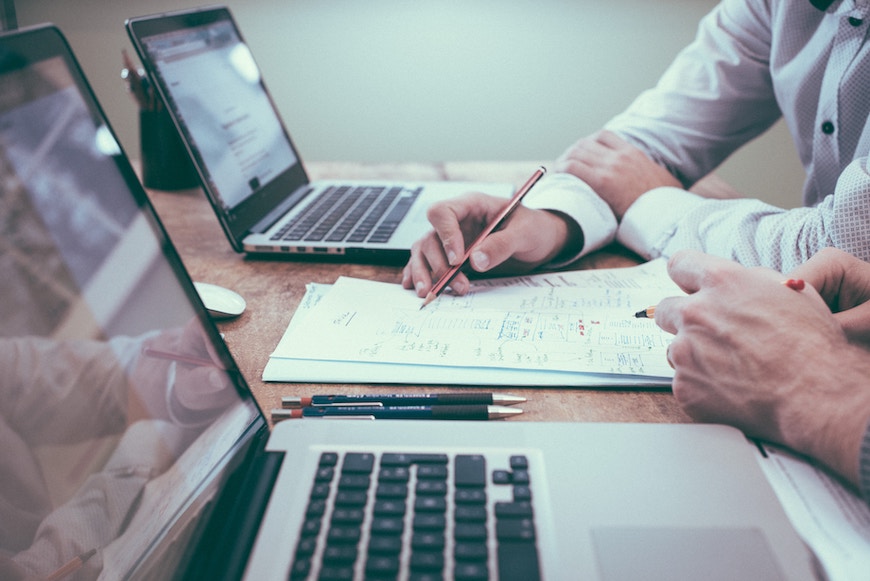 La GED simplifie le partage de documents entre employés.
